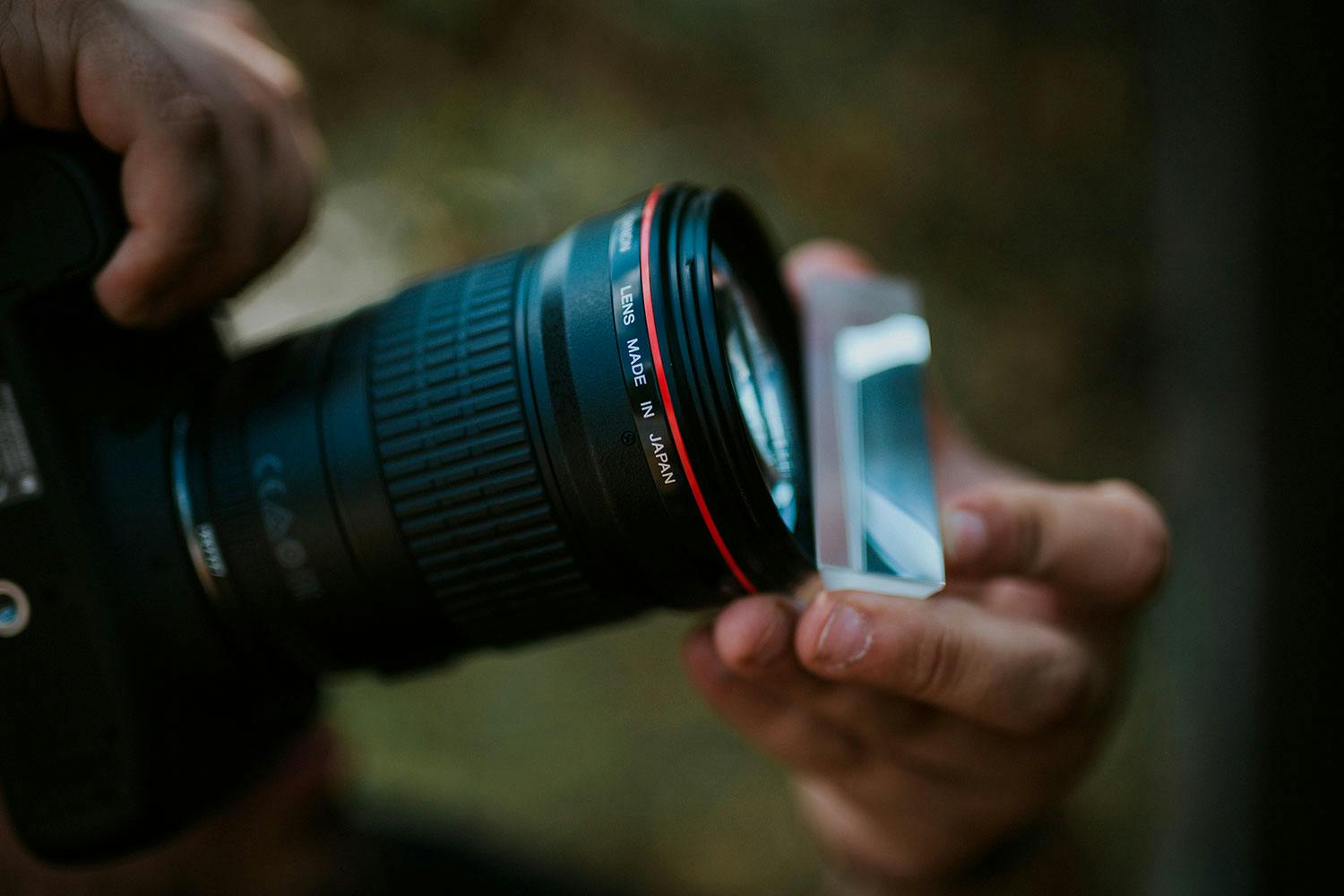 Prisme. Når et prisme blir plassert foran kameraet, blir lyset vridd slik at det oppstår interessante reflekser.